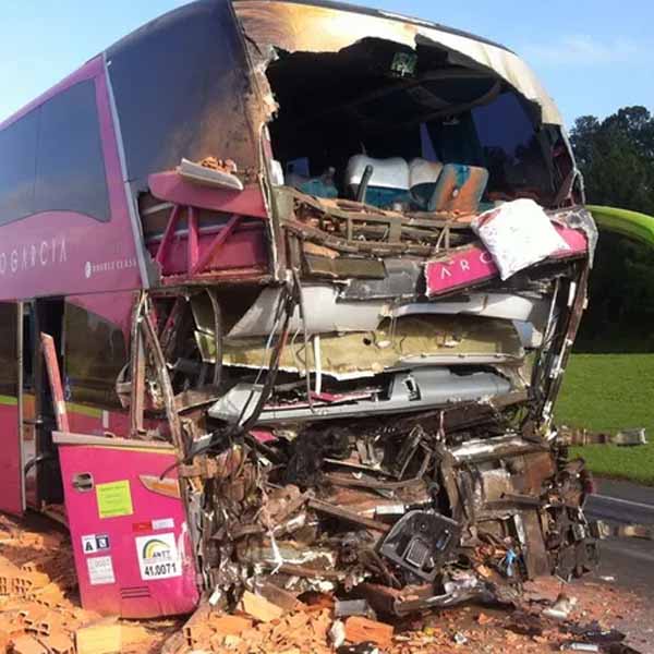 Motorista de Ourinhos morre em batida entre ônibus e caminhão