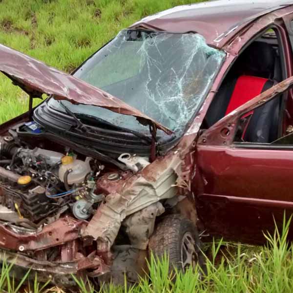 Veículos ficam parcialmente destruídos após acidente em Paraguaçu Paulista
