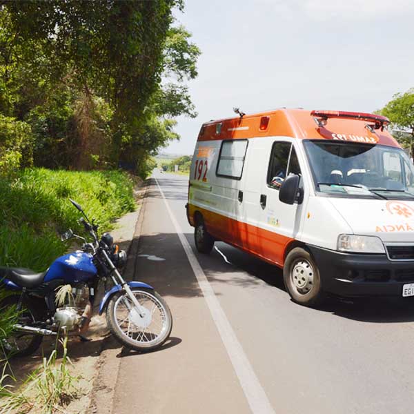 Pneu de moto estoura e deixa duas pessoas feridas na rodovia Assis/Paraguaçu