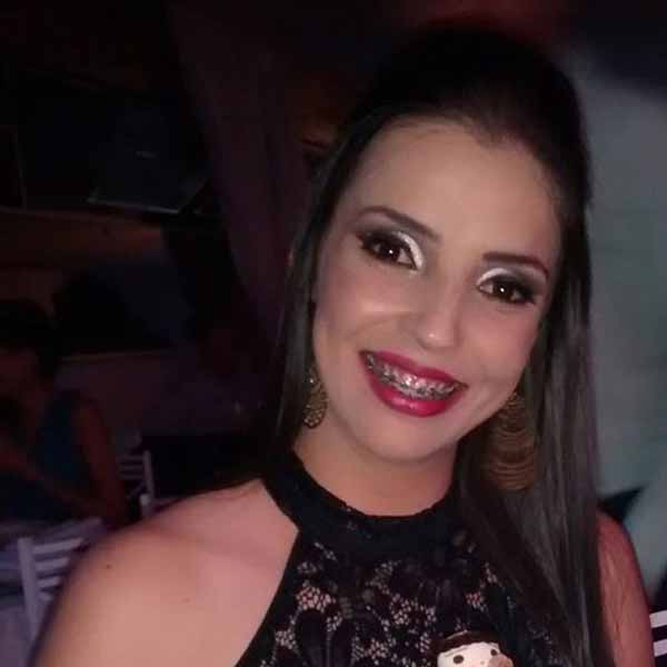 Bruna Marestoni apaga velinhas neste sábado