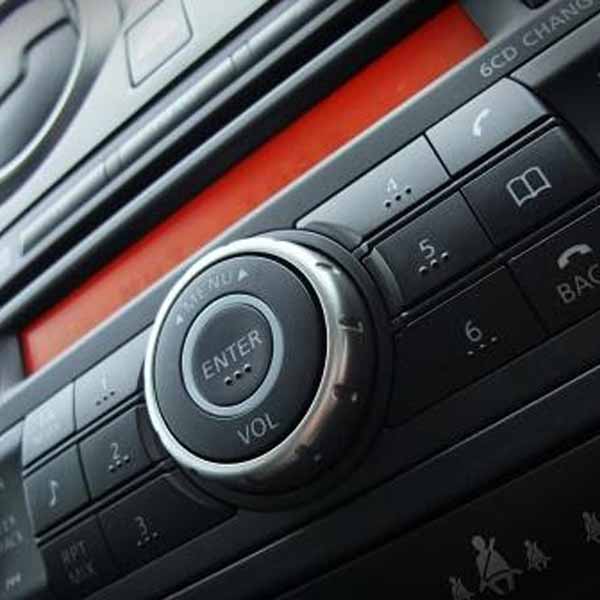Som alto dentro do veículo traz riscos à segurança e à saúde