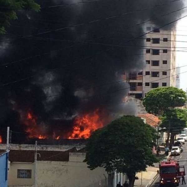 Incêndio atinge empresa de embalagens no centro de Marília