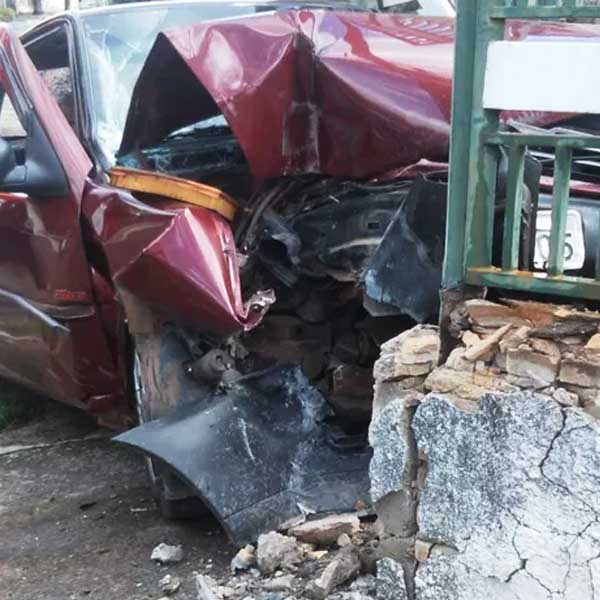 Carro desgovernado bate em muro e derruba portão de casa em Marília