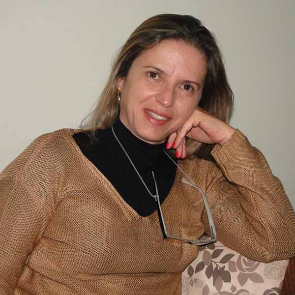 Silvia Affini apaga velinhas neste domingo
