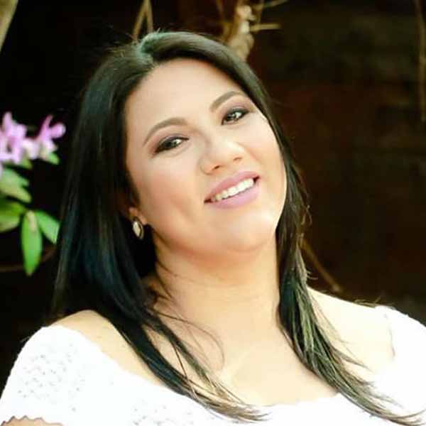 Renata Santos comemora idade nova.