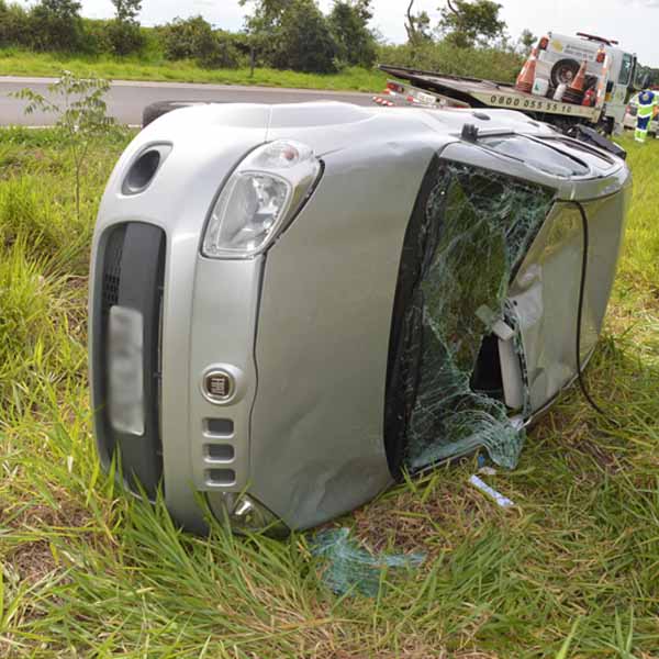 Carro fica parcialmente destruído após capotar na rodovia Paraguaçu/Assis