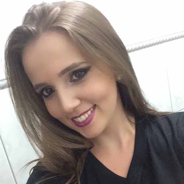 Taynara Garcia apaga velinhas nesta segunda-feira