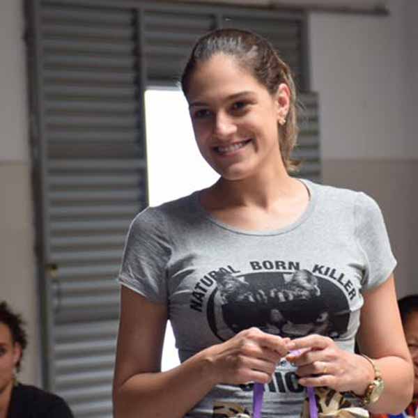 Laura Maróstica apaga velinhas nesta terça-feira