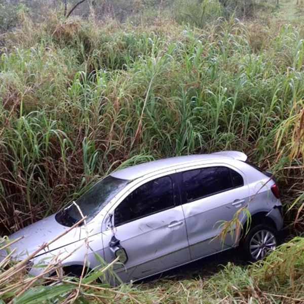 Carro cai em ribanceira após colisão frontal na Rodovia Rachid Rayes