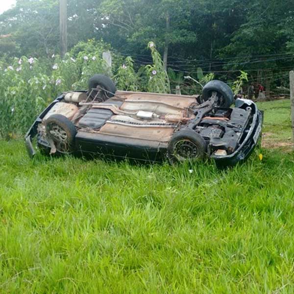 Três ficam feridos após carro capotar em distrito de Tupã
