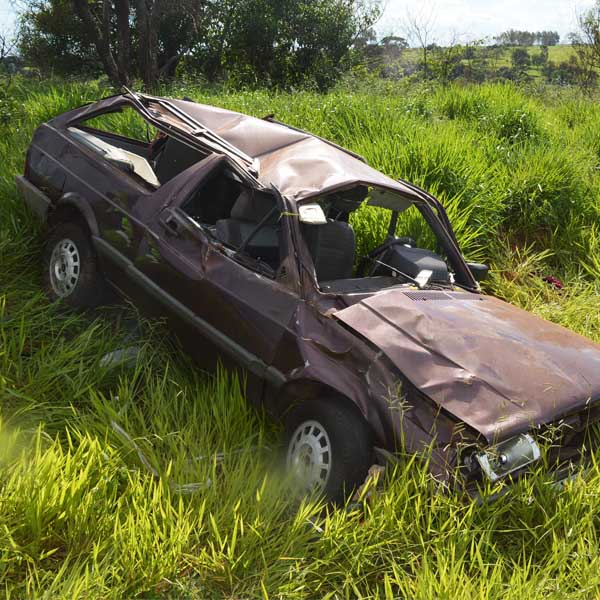 Jovem tem ferimentos graves após carro estourar pneu na rodovia Paraguaçu/Quatá