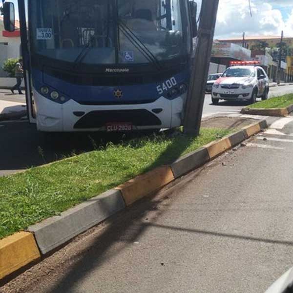 Detento furta ônibus e causa acidente em Assis