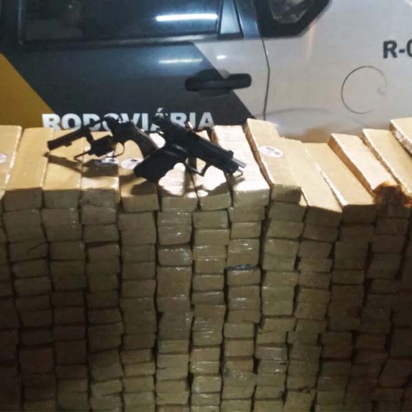 Mais de 700 tijolos de maconha são encontrados em carga de calça jeans em Assis