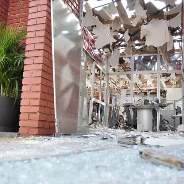 Com explosivos, ladrões destroem duas agências bancárias em Iepê