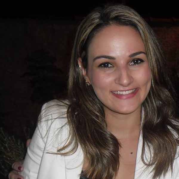 Daniela Oliveira comemorou idade nova.