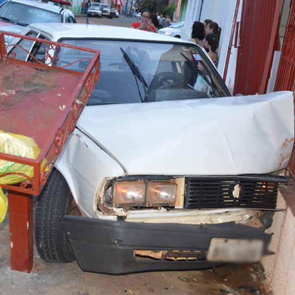 Motorista embriagado perde controle da direção de carro e invade calçada em Paraguaçu Paulista