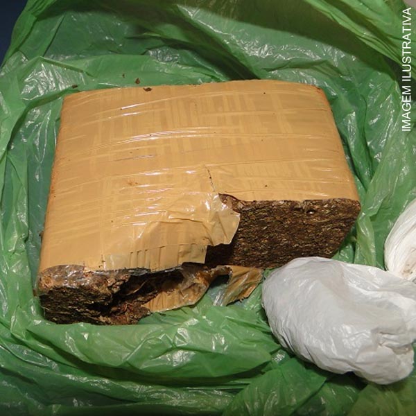 PM apreende tijolo de maconha em casa na Barra Funda