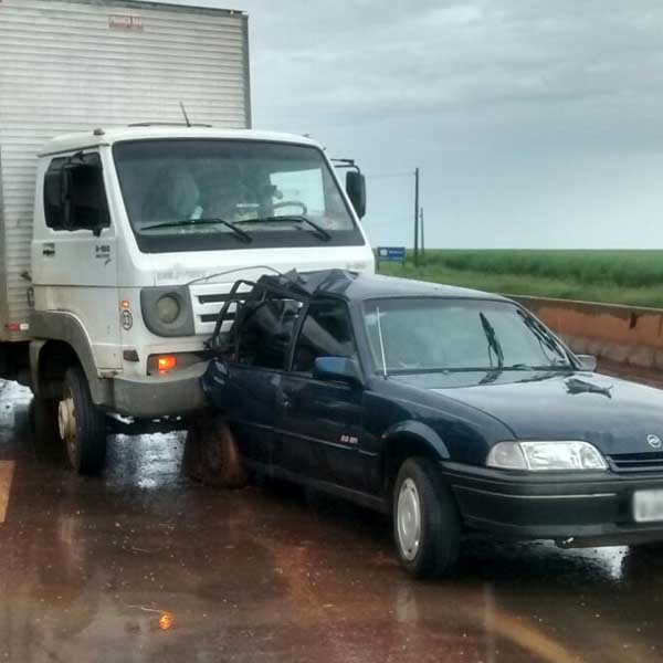 Carro tem traseira destruída após colisão com caminhão