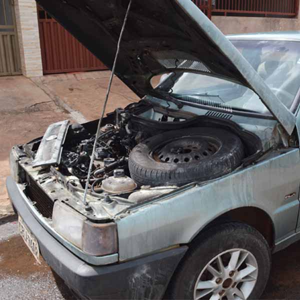 Bombeiros são acionados para combater princípio de incêndio em carro