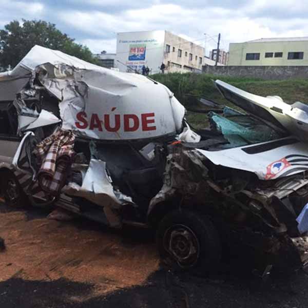Ambulância bate em caminhão e pacientes ficam feridos em Bauru