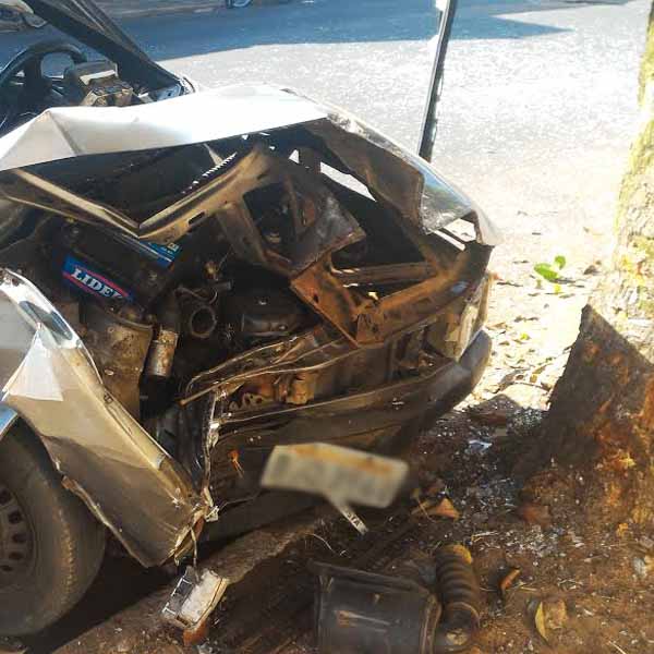 Carro fica com a frente destruída ao colidir contra árvore na Barra Funda