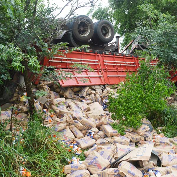 Após pane, carreta tomba e cai em barranco em Paraguaçu Paulista