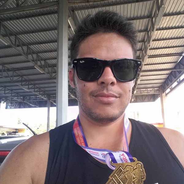 Charles Mello celebra o dom da vida