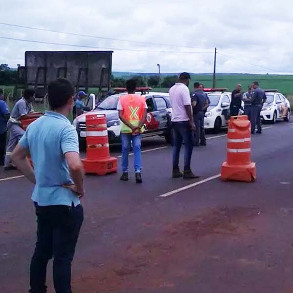 Trabalhadores interditam trecho de rodovia em Tarumã durante protesto