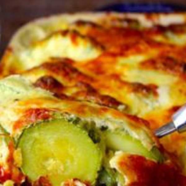 Abobrinha gratinada com dois queijos