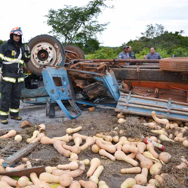 Caminhão carregado de melancias e abóboras capota na rodovia Paraguaçu/Lutécia
