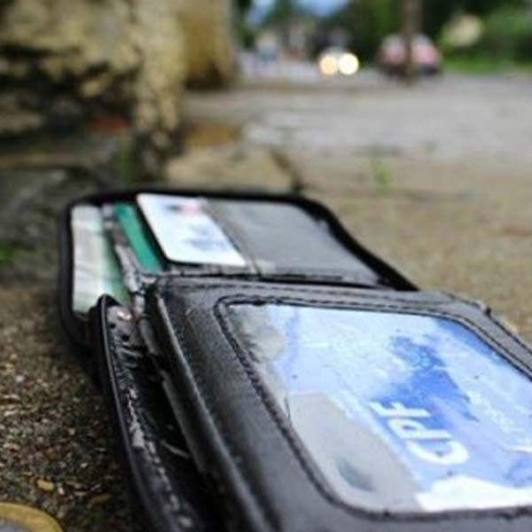 Carteira com documentos pessoais é encontrada no centro da cidade