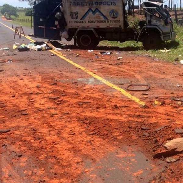 Operário morre em capotamento de caminhão de lixo em Martinópolis