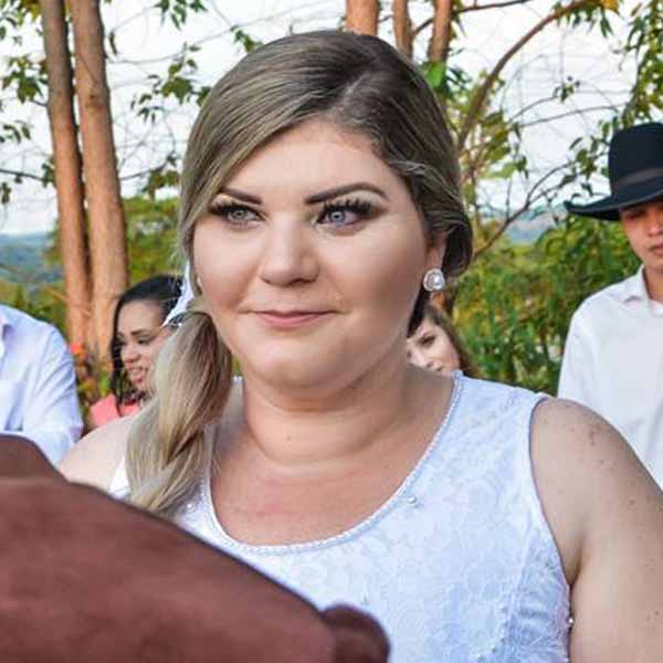 Aline Fernandes celebra o dom da vida