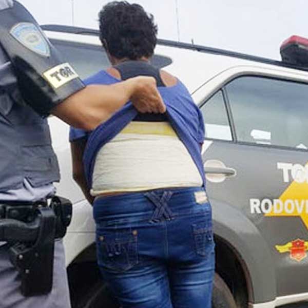 Passageira de ônibus é presa em Assis levando cocaína em cinta abdominal