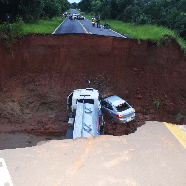 Cratera em rodovia aumenta percurso em mais de 100 quilômetros