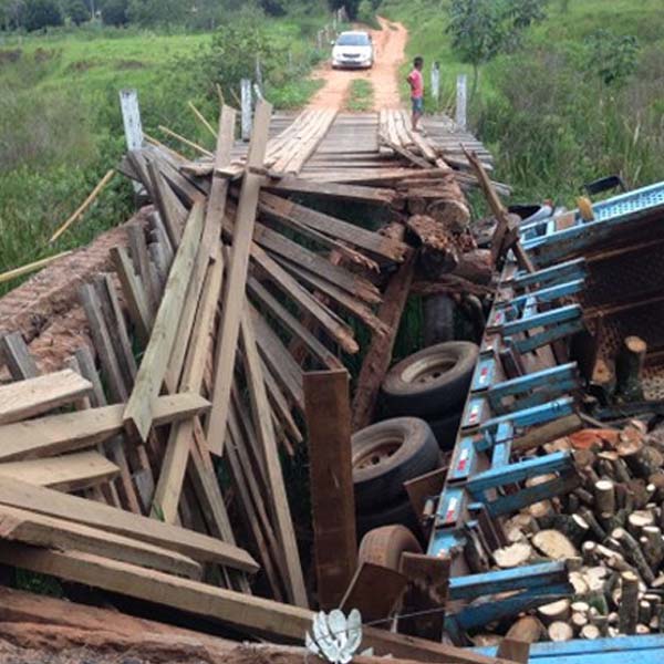 Ponte de madeira em Marília desaba com peso de caminhão