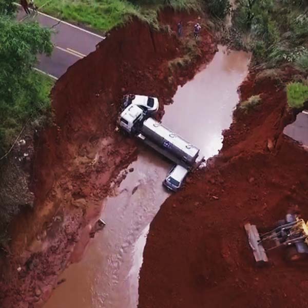 Imagens aéreas mostram cratera que 'engoliu' carreta e dois carros em Paraguaçu