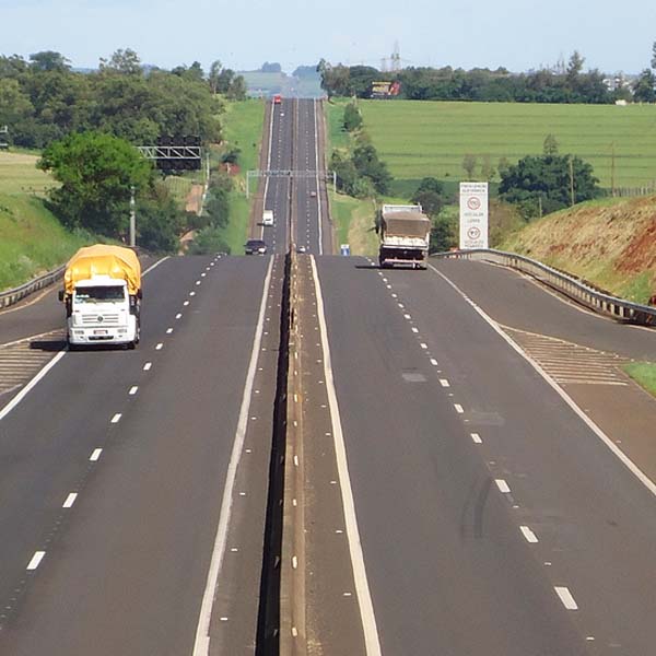 Manutenção de cabo telefônico exige interdição momentânea no trânsito da SP-270 em Assis