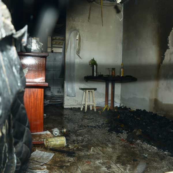 Populares incendeiam casa de estuprador em Marília