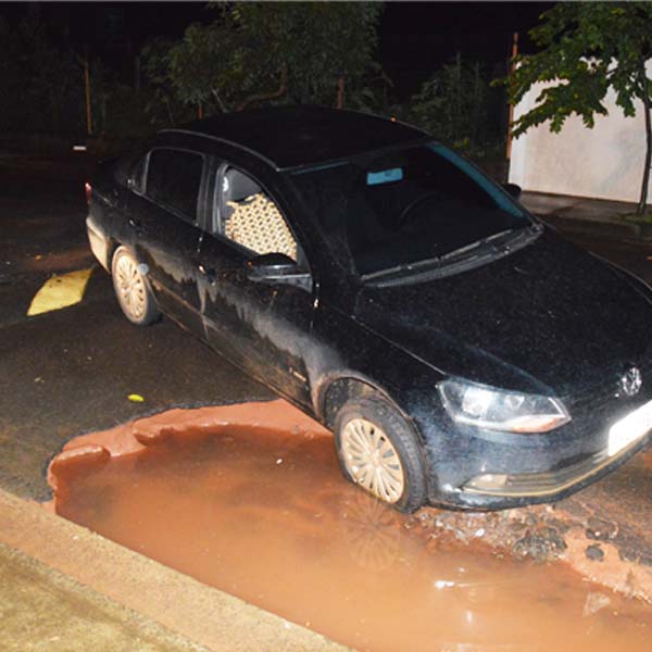 Carro fica 'enroscado' após roda cair em buraco no Jardim Panambi
