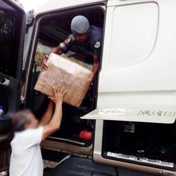 PM prende motorista com 52 tijolos de maconha e arma em Rancharia