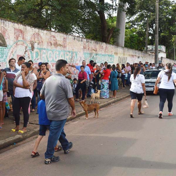 Fila imensa se forma para sorteio das casas do Conjunto Habitacional Paraguaçu 'J2'