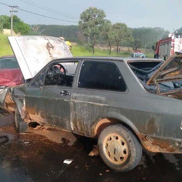 Carros batem de frente em rodovia de Tupã e três ficam feridos