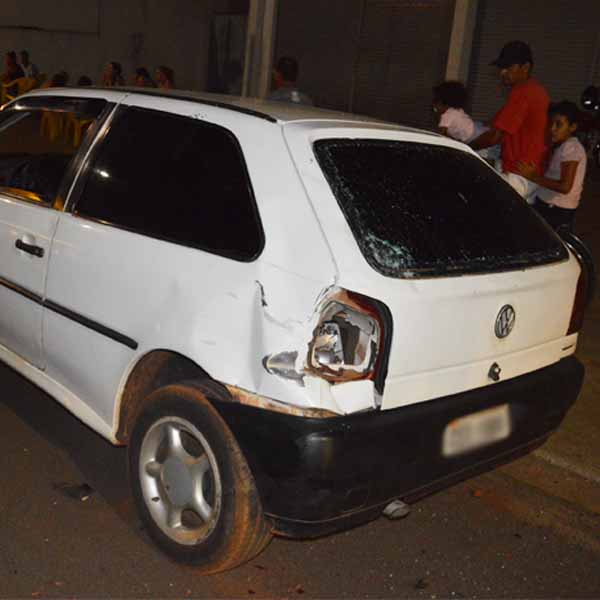 Moto colide em traseira de carro estacionado e deixa dois feridos