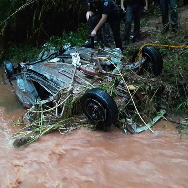 Bombeiros reiniciam busca por motorista de carro tragado por cratera em Assis