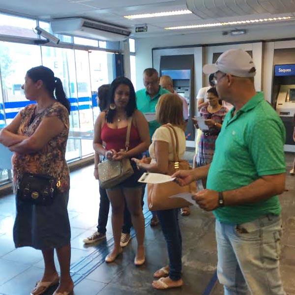 Bancários fazem dia de luta contra corte de empregos e desmonte da Caixa