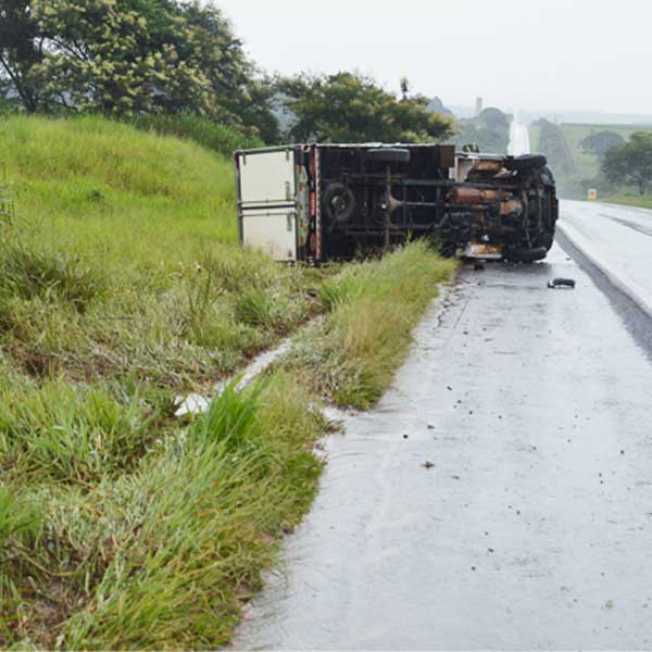 Veículo tomba após aquaplanar na rodovia Paraguaçu/Quatá