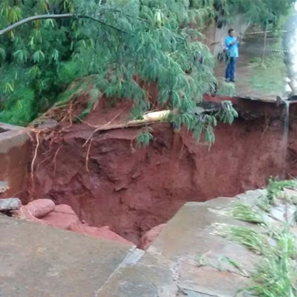 Chuva forte abre cratera de 6 metros de profundidade em avenida de Assis