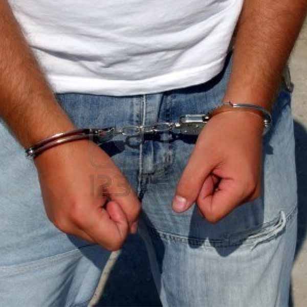 PM prende jovem com celular furtado e descobre seu envolvimento com o tráfico de drogas