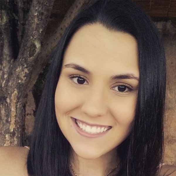 Lívia Bazzo recebe os parabéns por mais um ano de vida